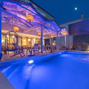 Adonis Apartahotel